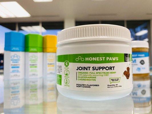 As dogs age, they develop joint issues in addition to dental weakness. Check out our Honest Paws soft chews made with full spectrum hemp! .