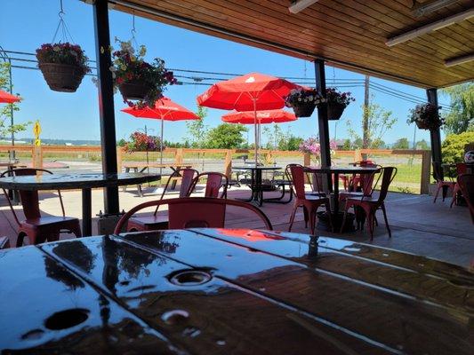 A view of the outside sitting area of Tacos Tecalitlan