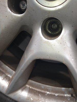 No lug nut