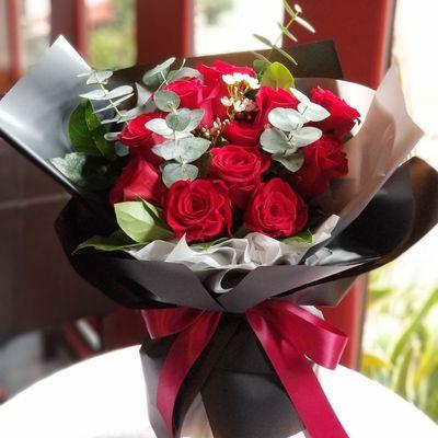 1 dozen red rose bouquet