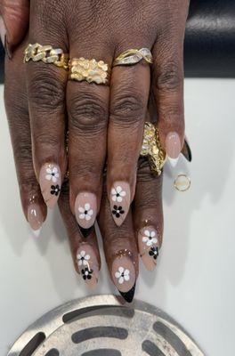 Black and white flower nails design at Onyx Nails in National City. Call us at 858-999-9979 to schedule your appointment. Walk-in welcome!