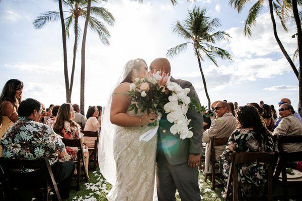 Wedding ceremony at Lanikuhonua - Wedding Photography by HNL Studios www.hnlstudios.com