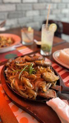 Bistec encebollado