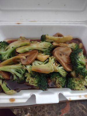 Broccoli and mushrooms in brown sauce