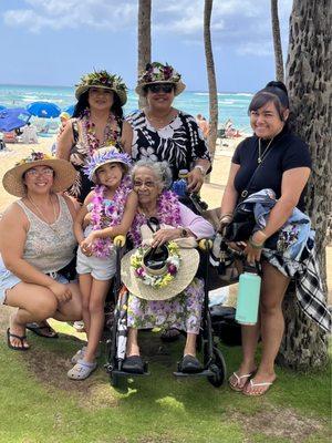 Haku leis and flower leis all beautiful! Mahalo!!!