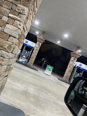 I'm sitting and putting gas in a Chevrolet gas station across from 7-eleven that's what took their business because of the customer service