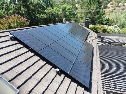 Black frame solar panels on metal decra roof(shadowood)