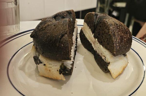 Pumpernickel bagel with sable