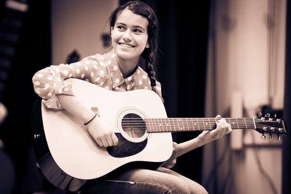 Acoustic guitar student having fun at the California Guitar Academy recital.