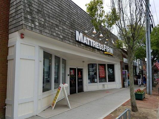 MATTRESS FIRM-58 HAMPTON RD., SOUTHAMPTON, N.Y. 631-204-9371