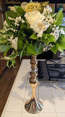 Centerpiece with white roses, baby's breath and astromeria