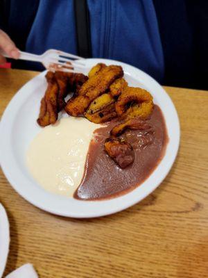 Plátanos fritos, crema, frijoles