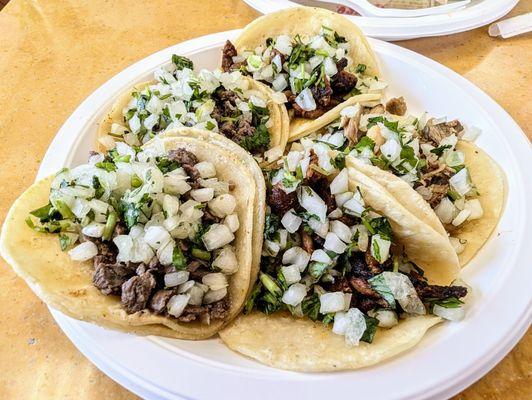 Tacos: carnitas, al pastor, carne asada