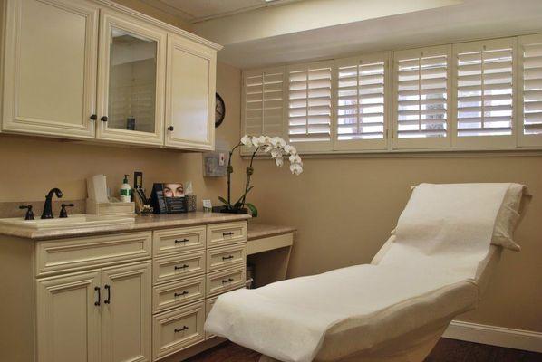 Dr Scott Rotatori's consultation room. Dr Rotatori's professional and caring staff will guide and care for you throughout the entire process