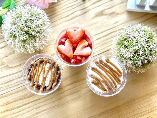 Left: Chocolate Almond Center: Strawberry Cheesecake Right: Banana Cream Overnight oats! Vegan! with No added sugars