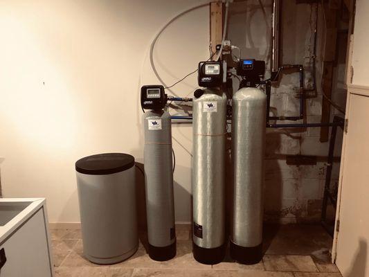 We solve water problems this is a carbon filter, neutralizer and softener.