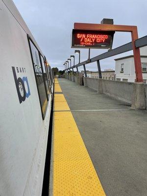 Nice cool crisp morning here at the Fruitvale station!