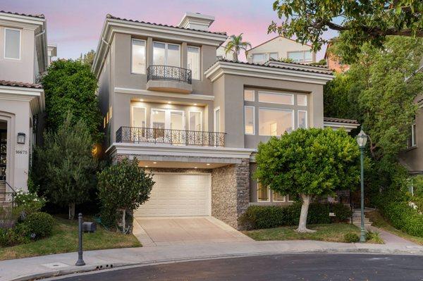 Just Sold | Represented Buyer

Pacific Palisades
5 bedrooms | 4.5 bathrooms | $3,005,000