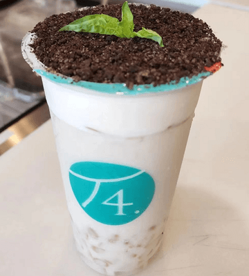 Potted Plant Milktea.
(Earl grey milktea base topped with seasalt cream and crushed oreo cookies).