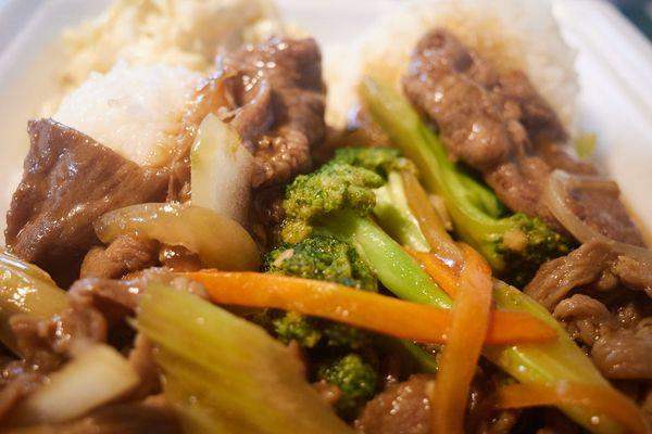 Beef w/ broccoli plate (includes rice and mac salad)