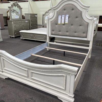 Raelyn Bedroom Set