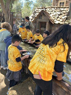 Matching shirts, happy kids. Esy to find each other on school trips.