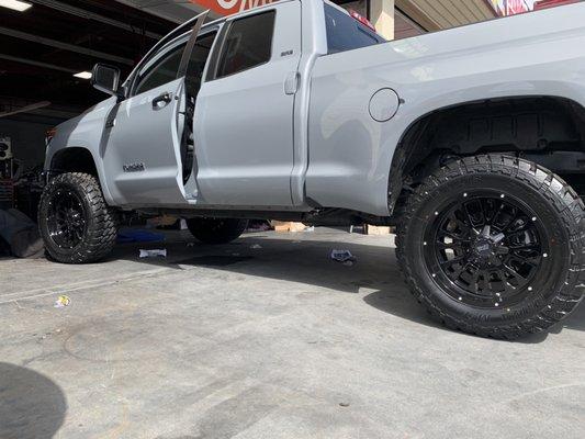 Suspension and lift work with off-road wheel and tire package