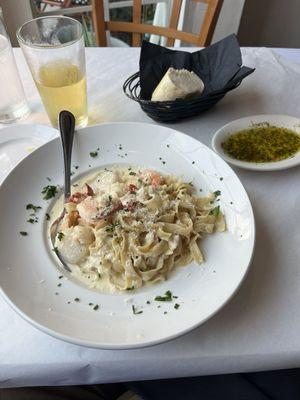 Seafood fettuccini with Alfredo