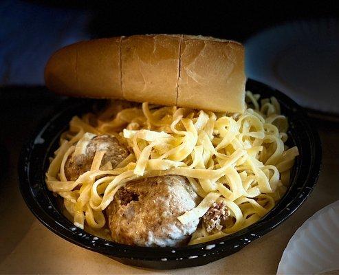 Fettuccine Alfredo with meatballs