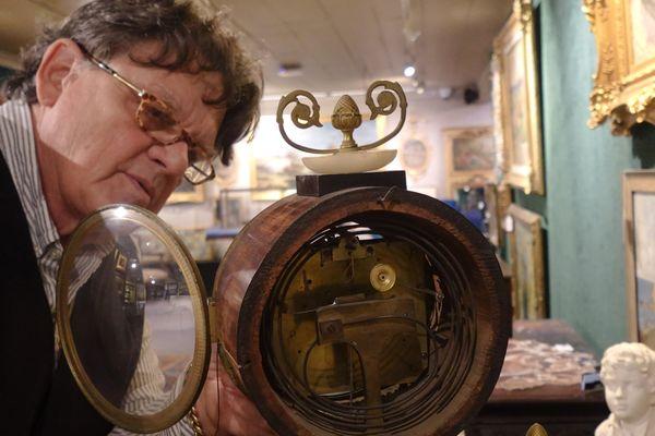 Kaja Veilleux inspecting a rare automoton clock just before the fall feature auction.