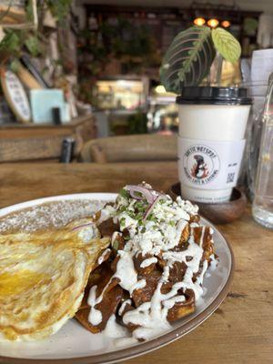 Mole poblano con pollo huevos estrellados con frijoles