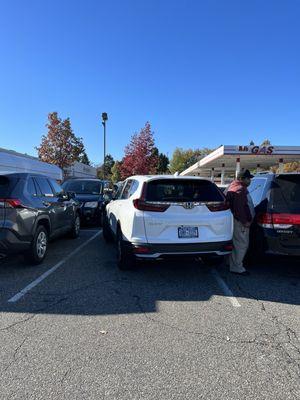 We wonder who parks car like this but apparently this one does ‍