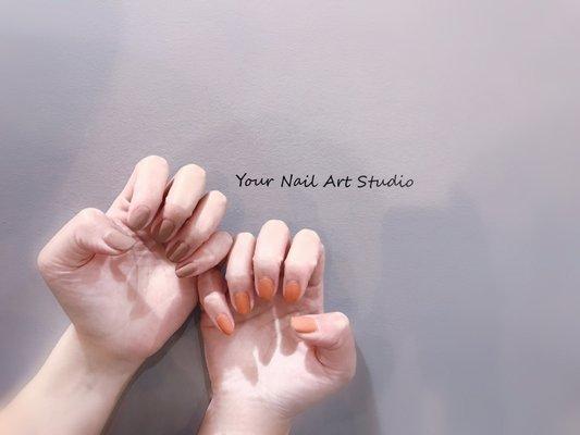 极致美甲 Your Nail Art Studio  鸳鸯甲很有个性哦 这两个颜色特别适合秋冬 比较简约 而且显的特别白