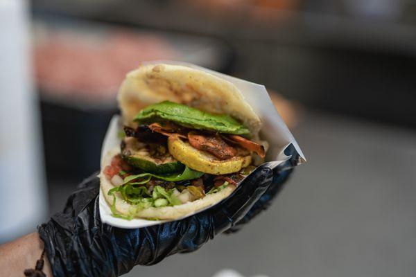 Arepa vegetariana,  todas las verduras asadas al grilled