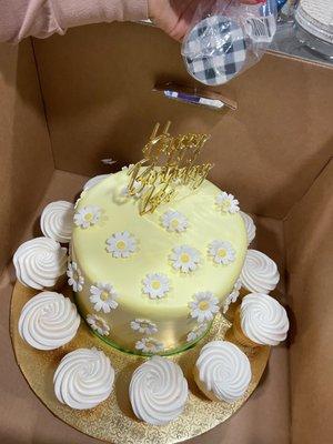 Daisy Birthday Cake with Edible Diasies. Beautiful.