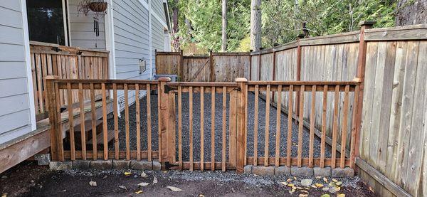 Short side fence for dogs