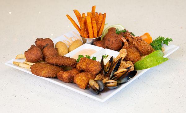 Combo Isabela
 -Croquetas de pescado
 -Cobo
 -Camarones al coco 
 -Mejillones