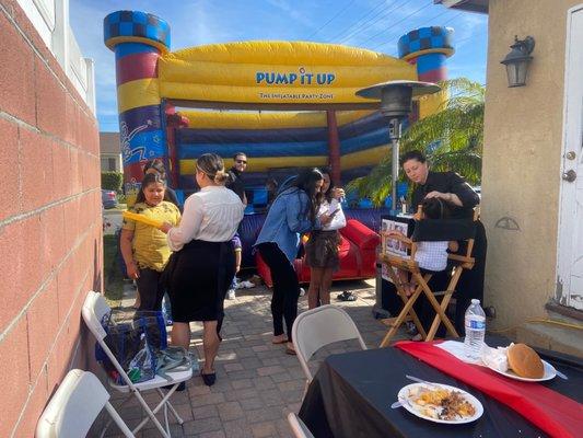 Balloonist and face painter at work