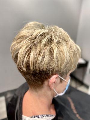 Summer ready with this haircut and highlights by Pon.