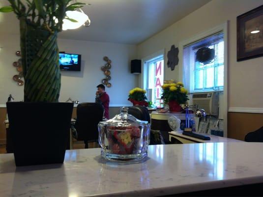 Hello candy jar at the nail drying table!