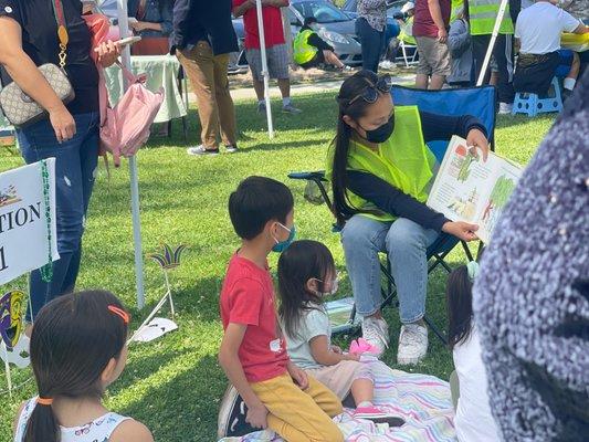 Staff volunteered to read to children, this is one of the many events that Innovace Academy participated in the community.