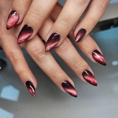 Red cat eye gel mani