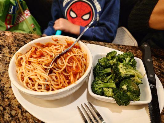 Kids Spaghettis with a side of  broccoli.