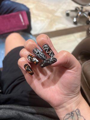 I'm loving these Halloween nails Ben did for me!!!!! Come done and get your Halloween nails on point