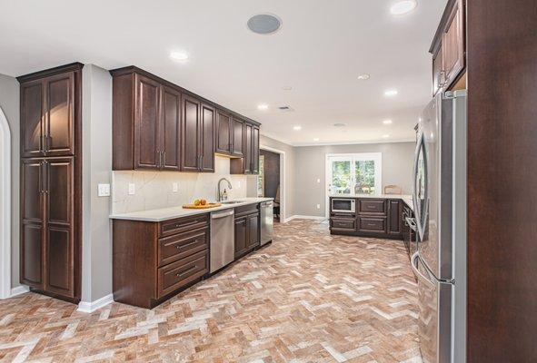 Kitchen remodel in Vienna, VA with wooden cabinets, granite countertop & tiles