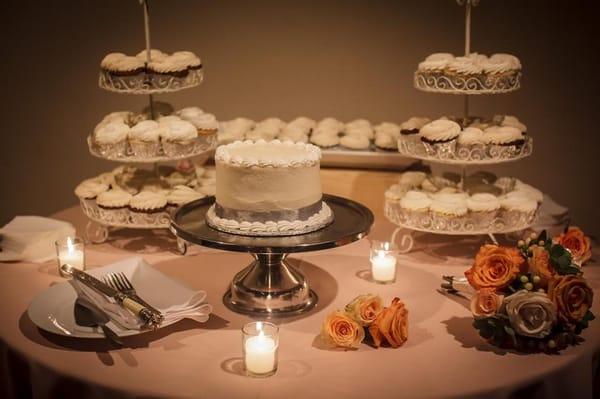 Bride & groom cake and guest cupcakes featuring carrot cake, red velvet, and banana butter cream flavors