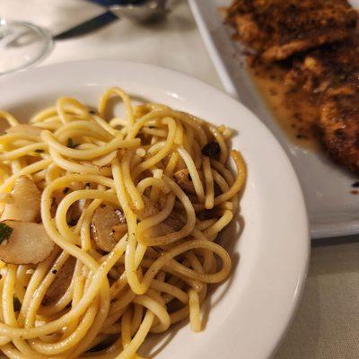 Spaghetti with olive oil and garlic