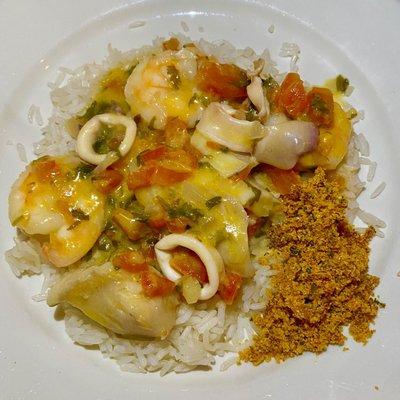 18. Moqueca de Frutos do Mar com Farofa de Dende