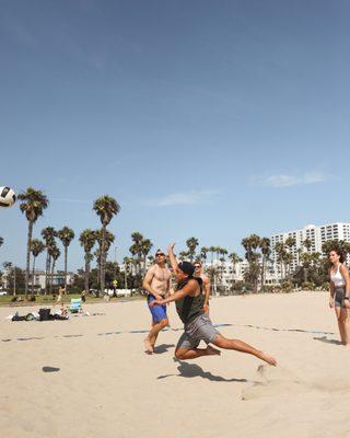 Santa Monica Beach Volleyball - offers 3 different levels of classes. Beginners (no experience needed), intermediate, and advanced. Santa Mo