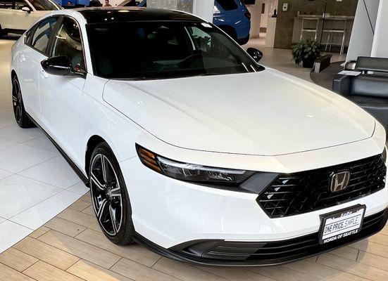 We put some Llumar Select Black PPF on the roof of this Accord.